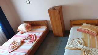 Гостевой дом Casa Radoi Костинешти Трехместный номер с собственной ванной комнатой-1